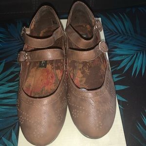Brown BAIT footwear flats size 6